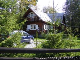 A h�z  �s udvara