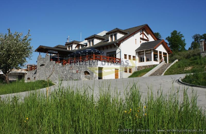 Courtyard, parking 