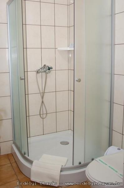 Minden szobhoz kln zuhanyz...
