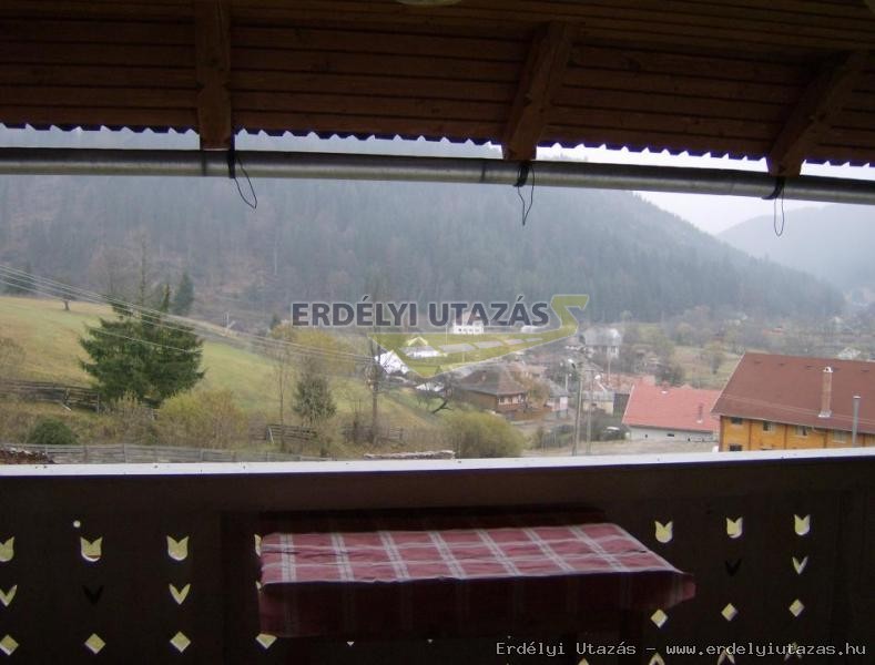 Kil�t�s az emeleti teraszr�l