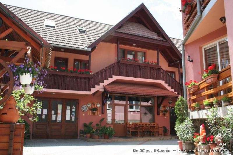 Sziklakert Gasthaus (100)